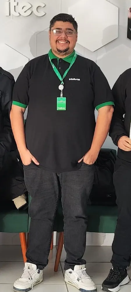 Emerson de pé, de uniforme da Intelbras