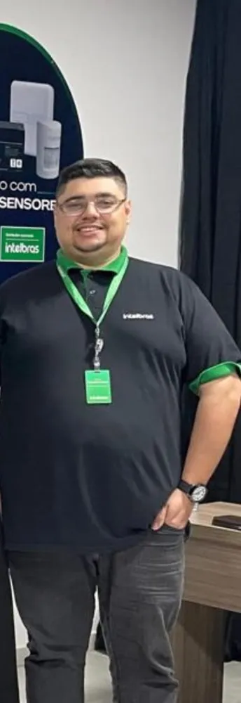 Emerson antes da transformação, de uniforme da Intelbras