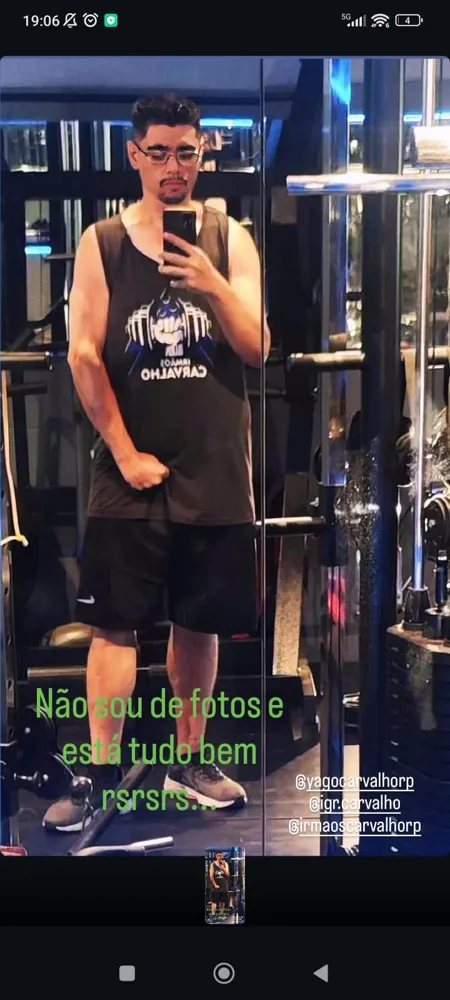 Emerson na academia, no meio do processo