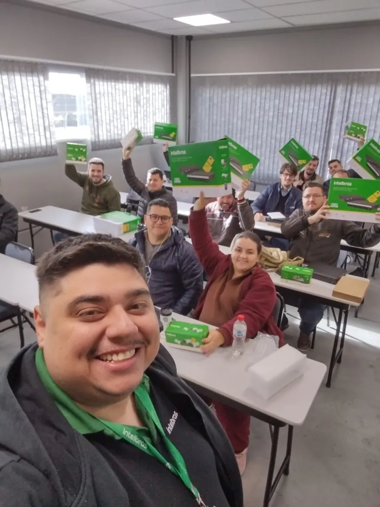 Emerson em selfie com uma turma de alunos