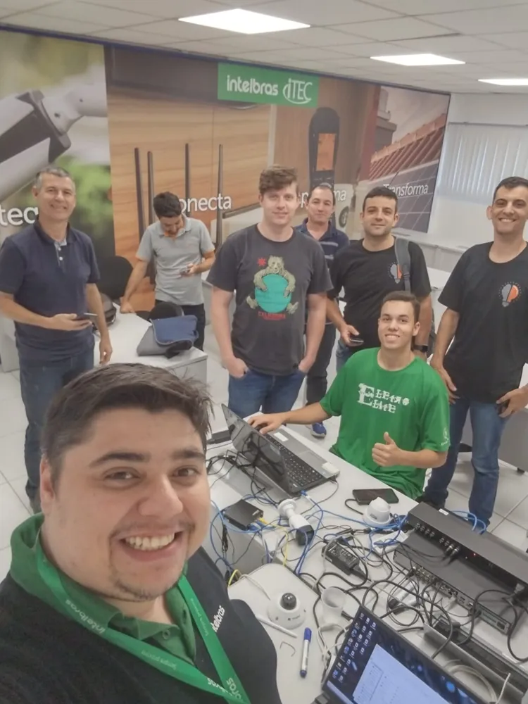 Emerson em selfie dando treinamento técnico